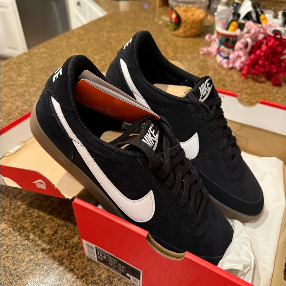 Nike Men's Black and White Sneakers - Picture 2 of 5